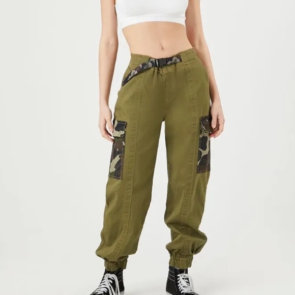 Almost Famous Pants - Almost Famous olive cargo joggers with a camouflage belt & pocket flaps Sz Large